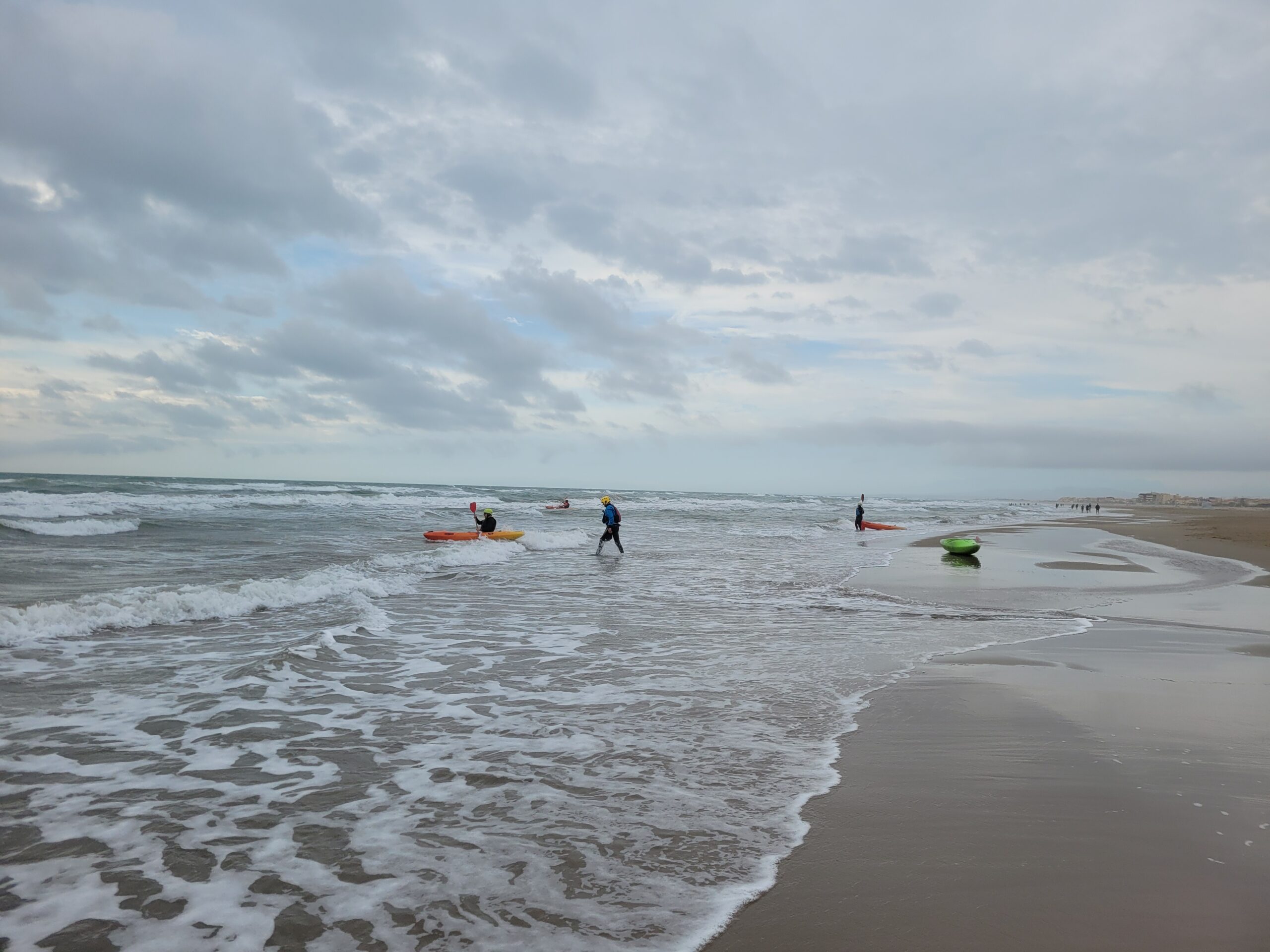 Grosse manifestation de kayakistes à Narbonne Plage !